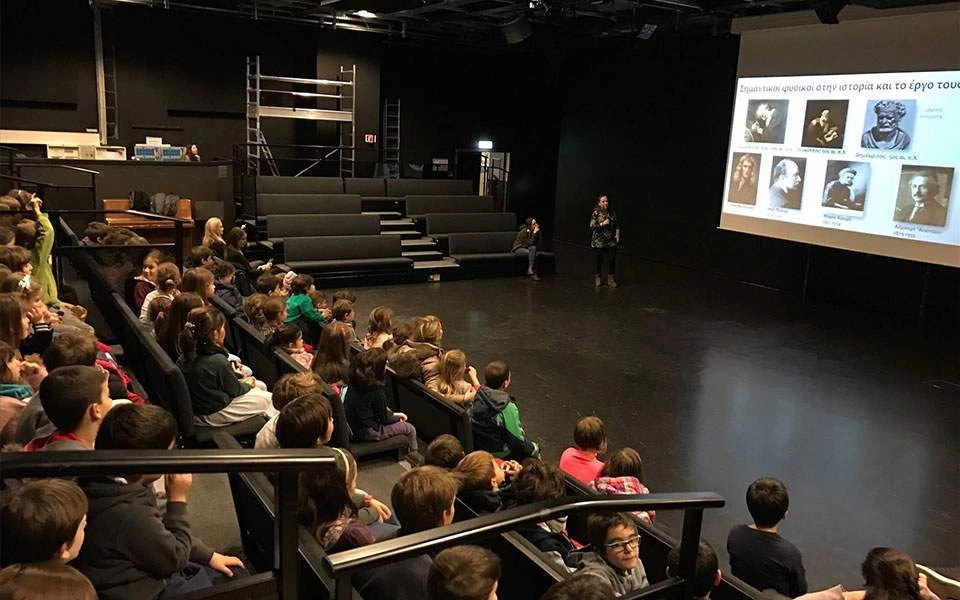 Η κρίση σβήνει τα ελληνικά από τα σπίτια των ξενιτεμένων